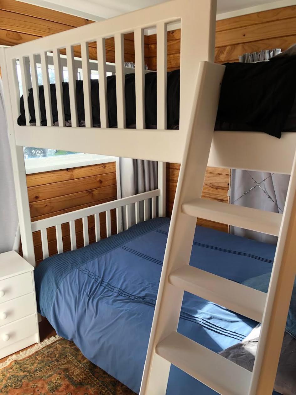 Oakura Bay Absolute Beachfront Holiday home Hikurangi