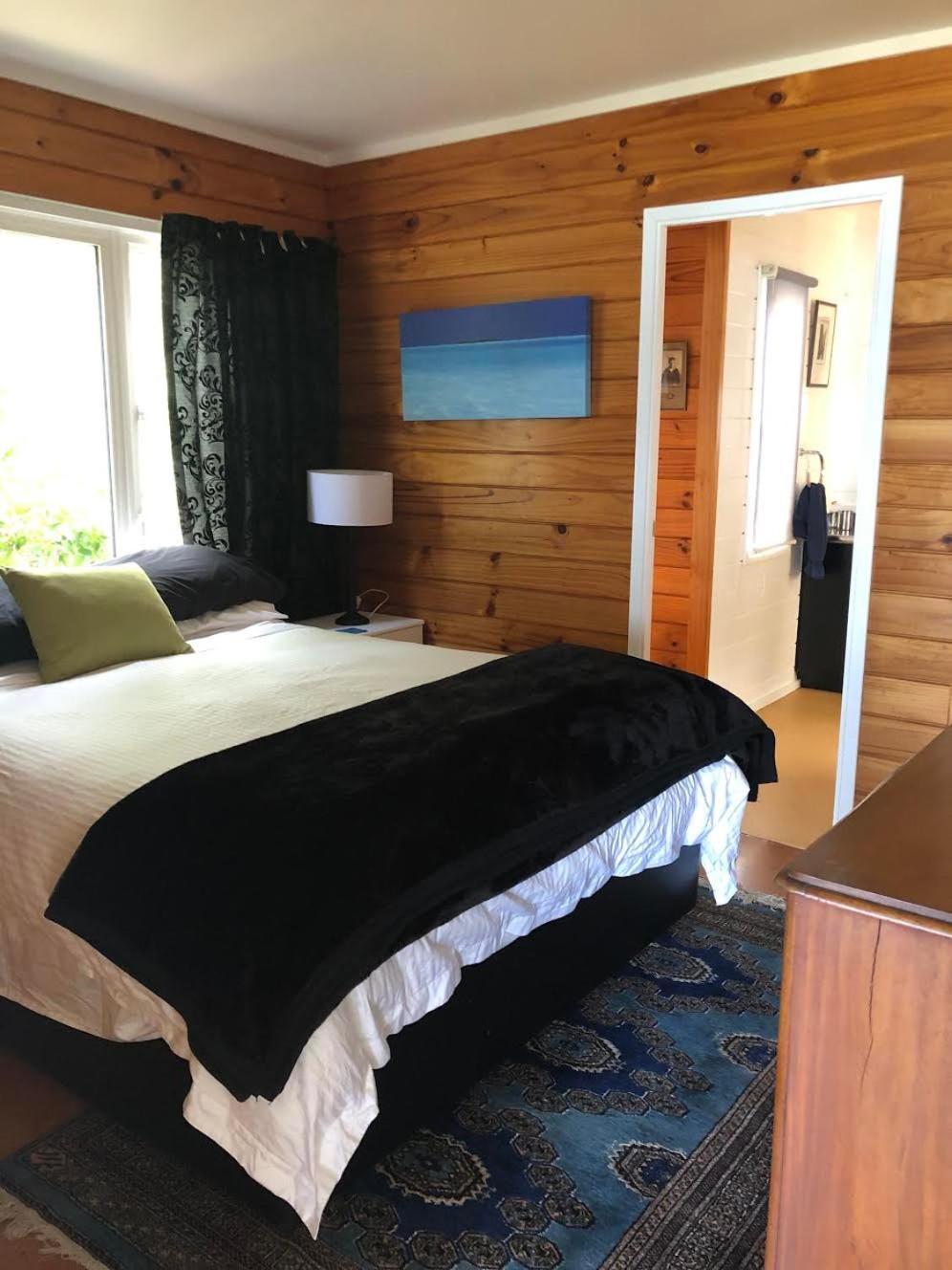 Oakura Bay Absolute Beachfront Holiday home