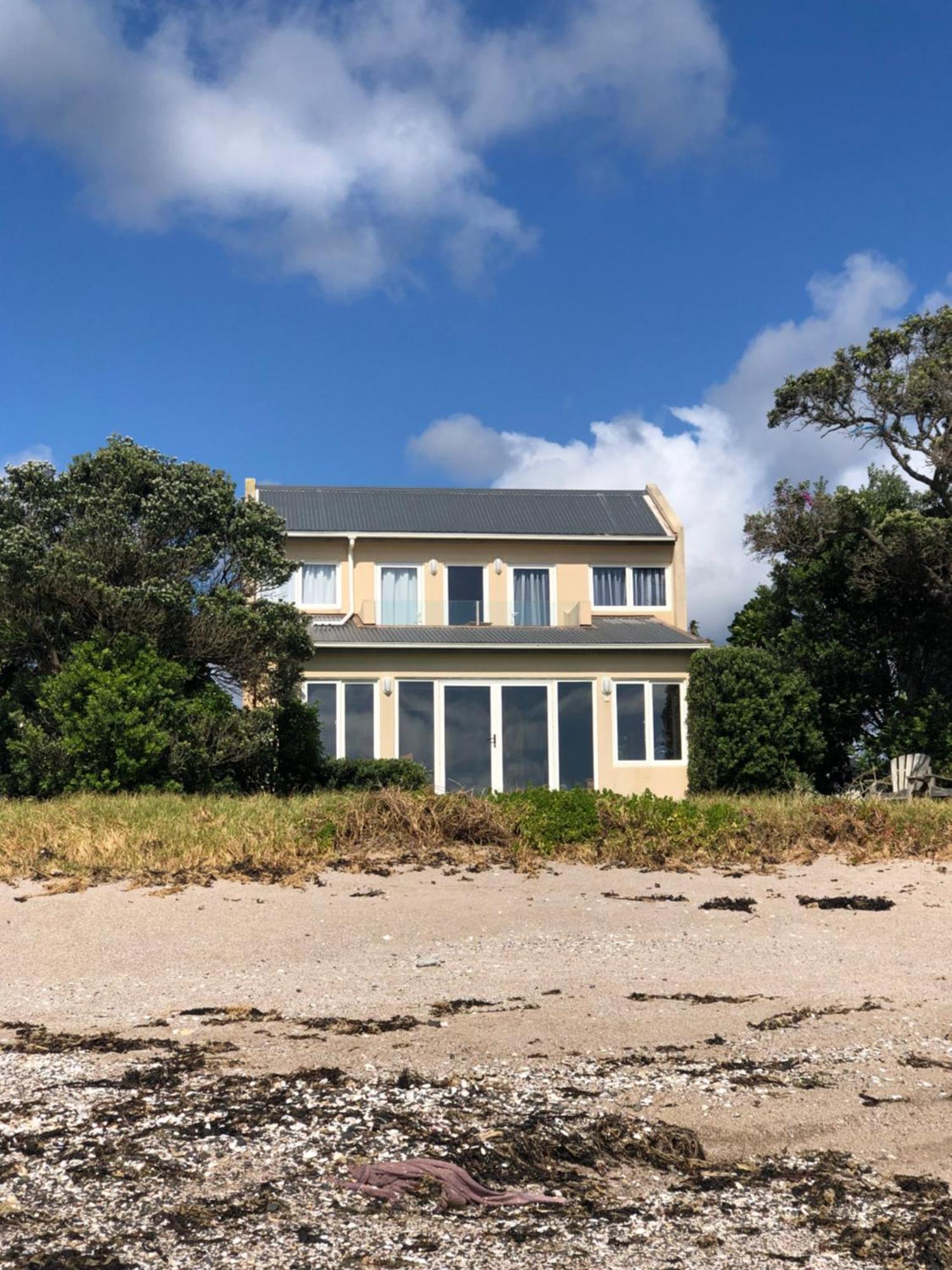 Oakura Bay Absolute Beachfront Holiday home *
