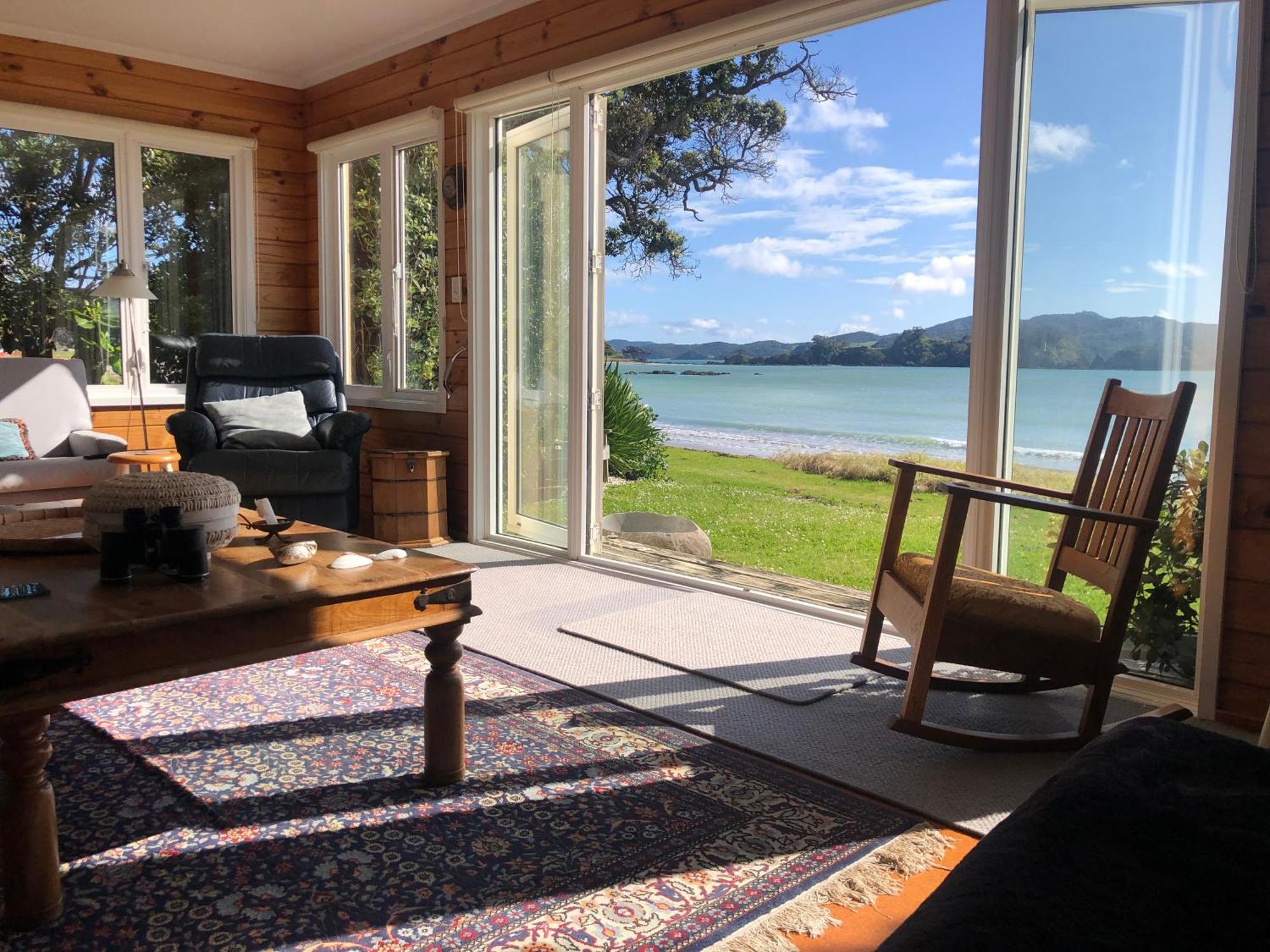 Holiday home Oakura Bay Absolute Beachfront