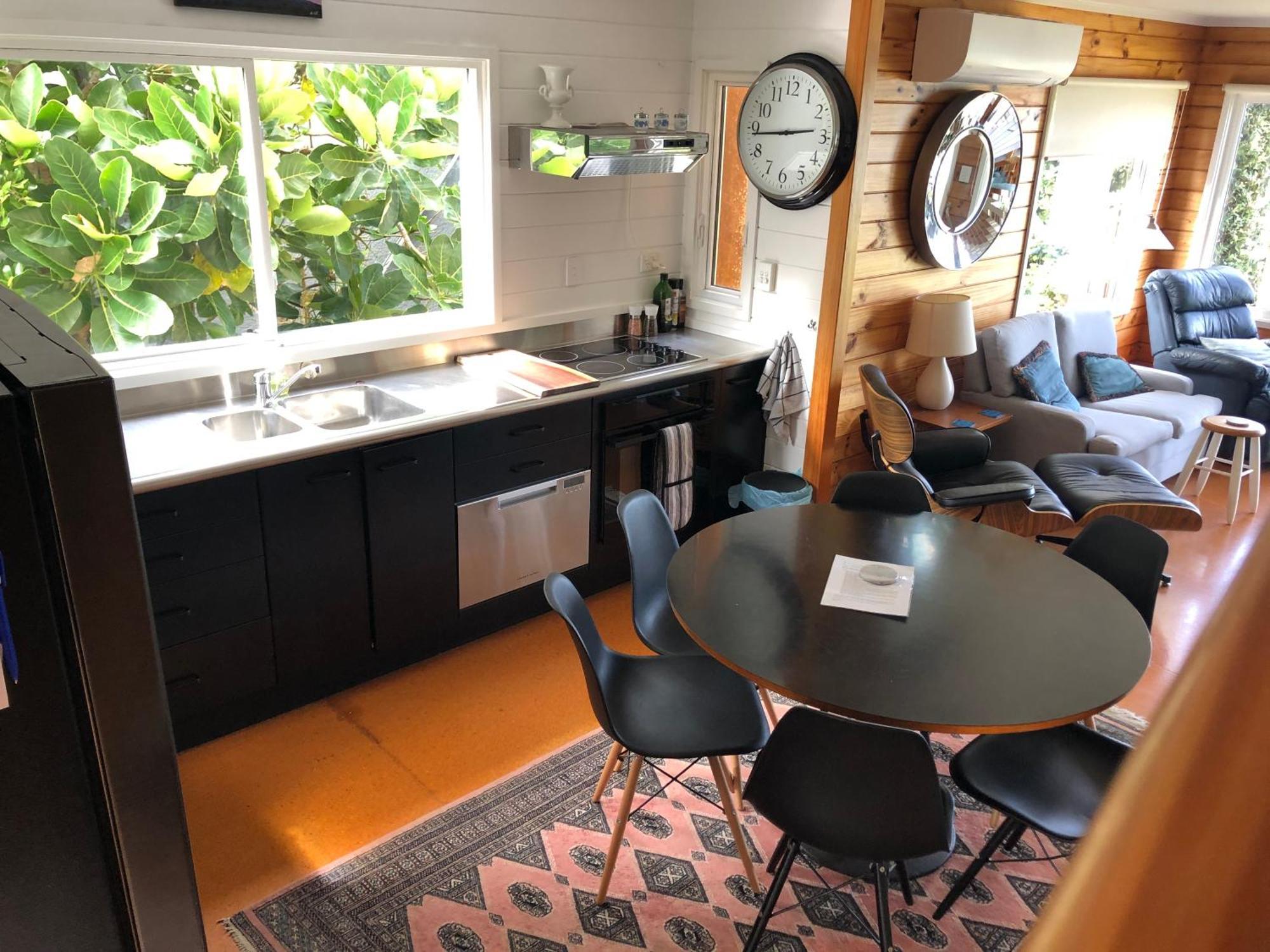 Oakura Bay Absolute Beachfront Hikurangi