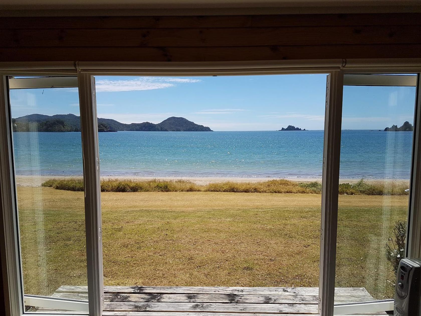Oakura Bay Absolute Beachfront Hikurangi
